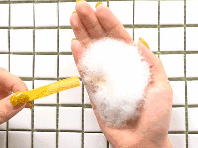 男生在女生的耳朵说悄悄话,男生和男生之间说悄悄话