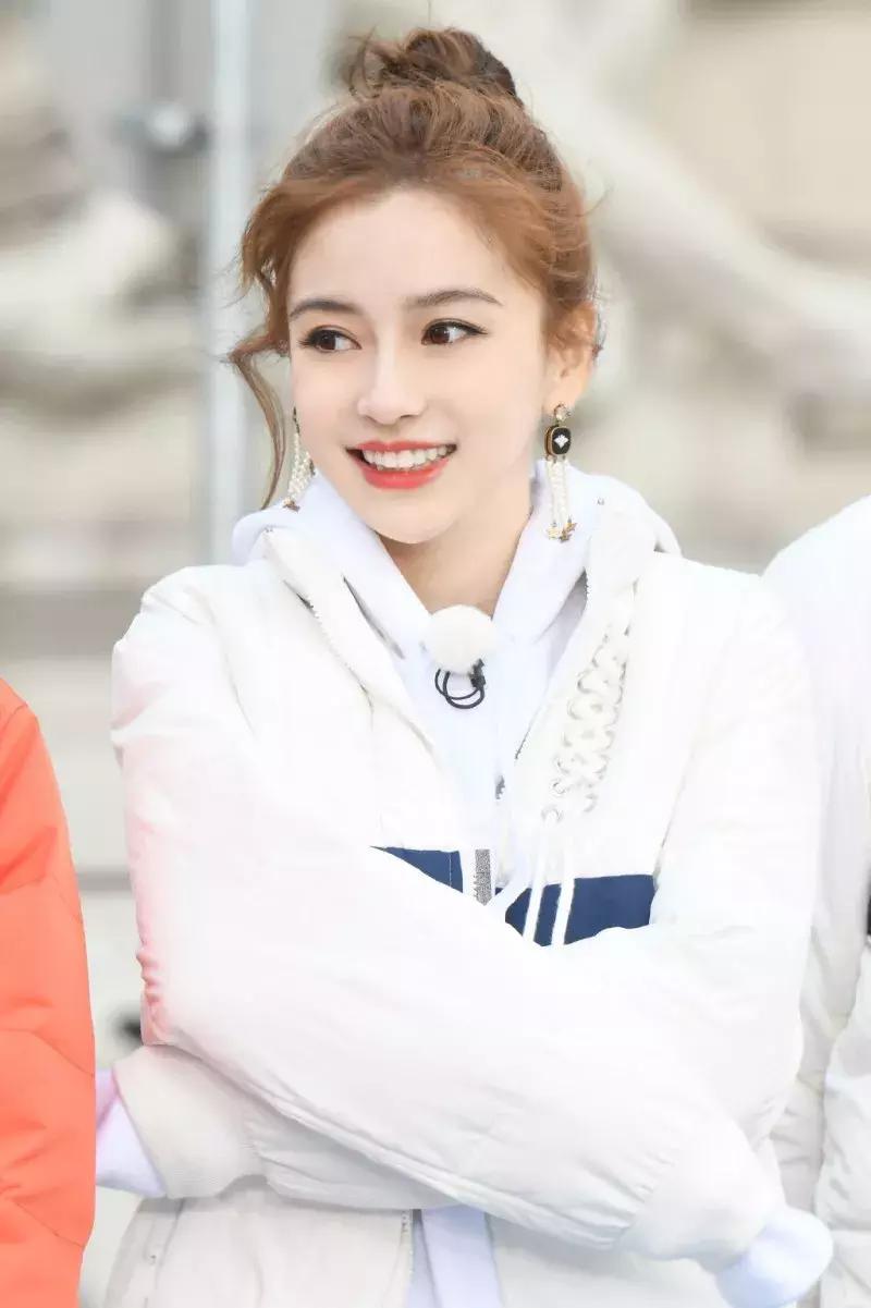 头发这样扎起来真好看,减龄发量少怎么扎头发