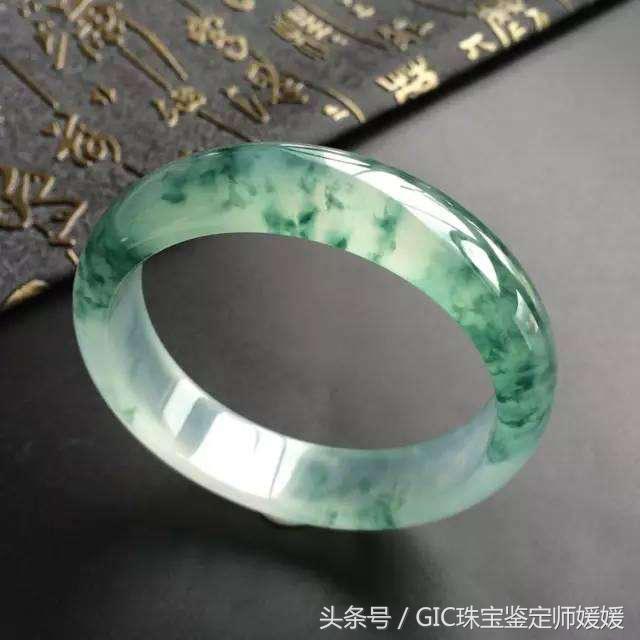 翡翠手镯真假辨别,如何挑选翡翠手镯飘蓝花
