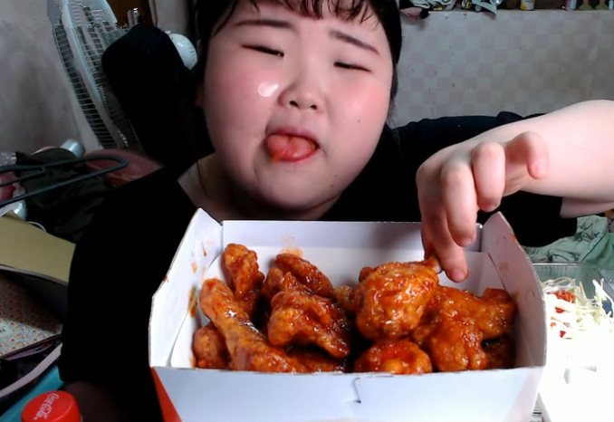 这么胖的吃播小姐姐,宿舍吃“手抓炸鸡”,网友:都看她身后