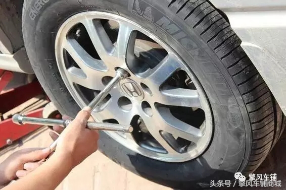 刹车越踩越软怎么回事,刹车越踩越软什么原因