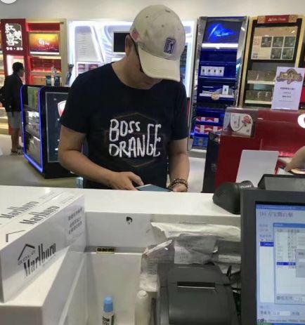 身价上亿的明星们都抽多少钱的烟？冯小刚最便宜，胡歌最搞笑！