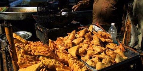 一女孩在印度买冰激凌被导游扔掉,美女去印度吃小吃