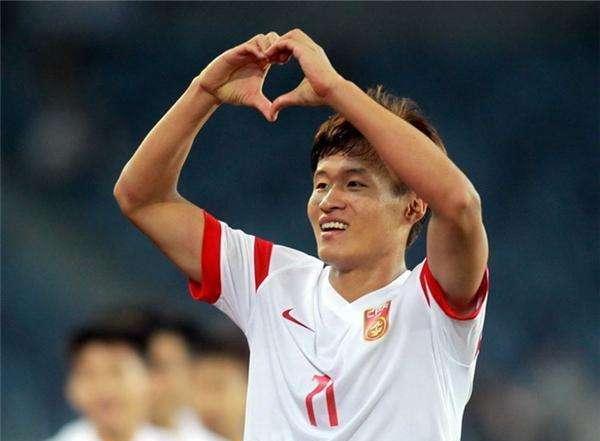 连武磊都没去成，这位毫无名气的17岁小将却登陆英超，到底凭啥