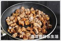 糖醋小排是道江浙名菜，甜酸口儿可以热着吃，可以放凉了当凉菜吃