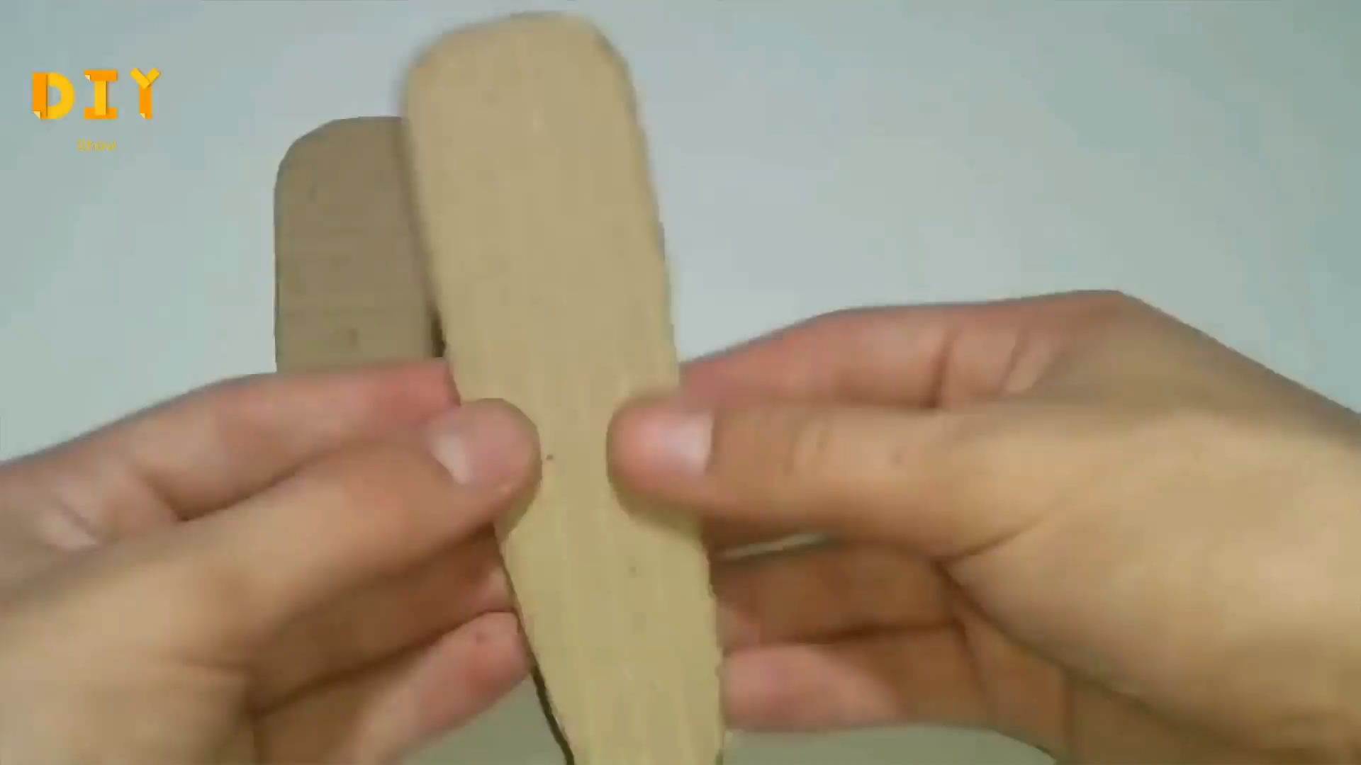 用一个废旧纸箱怎么做踢足球游戏,如何用纸盒制作桌面足球游戏