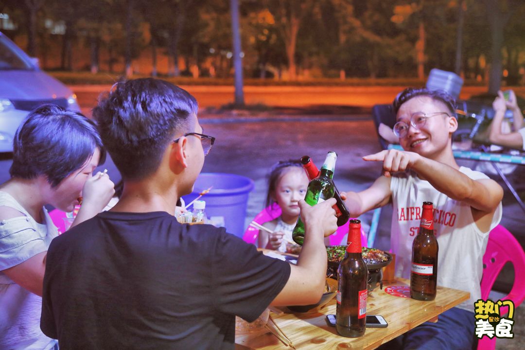 星沙这个老板竟把烧烤店开在远离闹市的偏僻之地，居然还火到不行