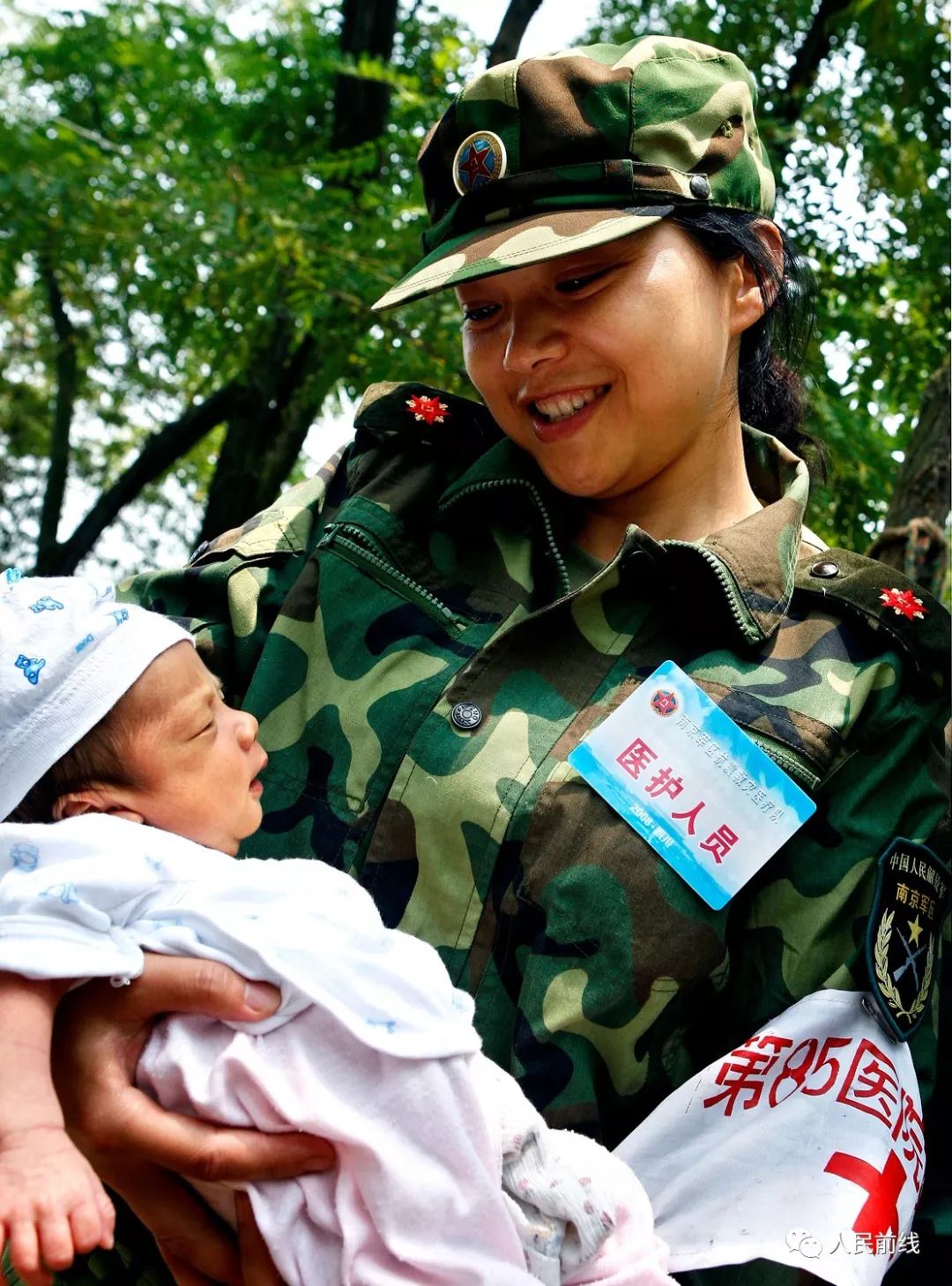 汶川抗震救灾真实影像,十年前汶川地震15名勇士跳伞