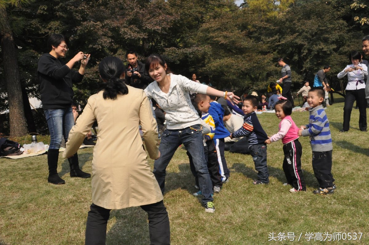 学校玩老鹰捉小鸡的游戏看图写话,看图写话每日一练老鹰捉小鸡