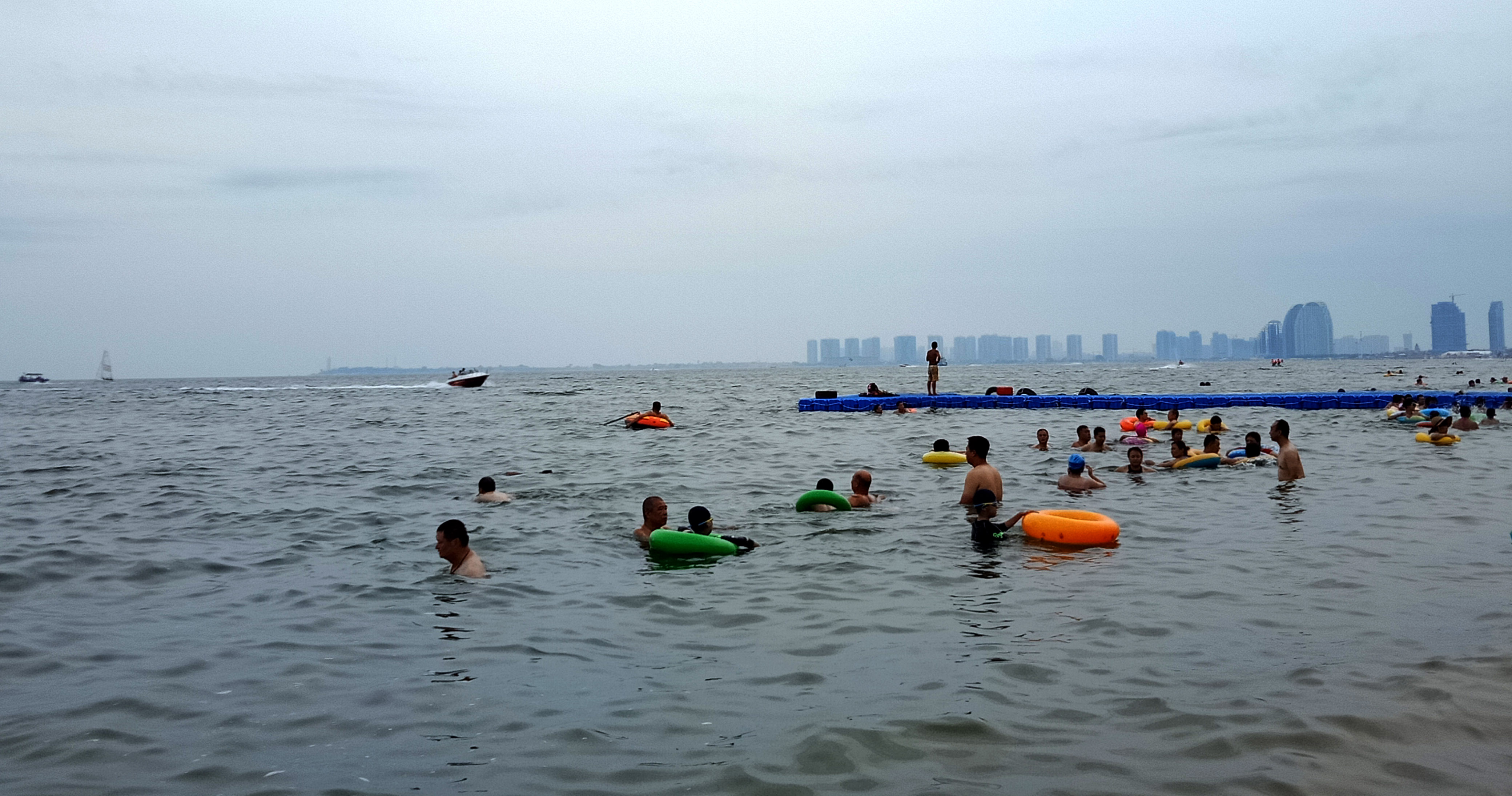 无穷尽的时光尘烟里，东戴河的厚重荣辱终将一笔勾销