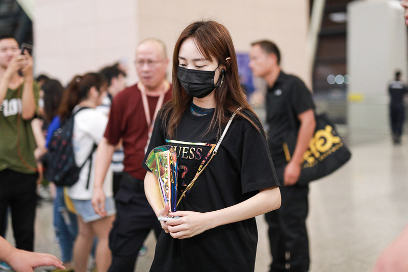 snh48现身机场,snh48在欧洲拍的mv