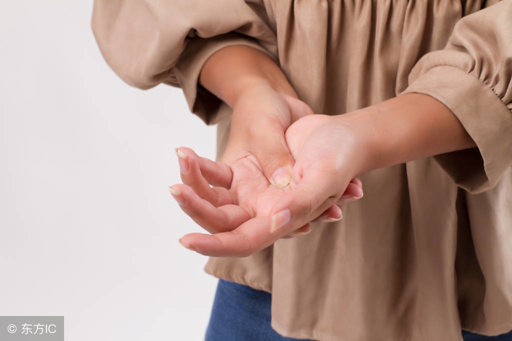 痛风前期感觉有点疼怎么预防,痛风发作不要慌教你正确应对方法