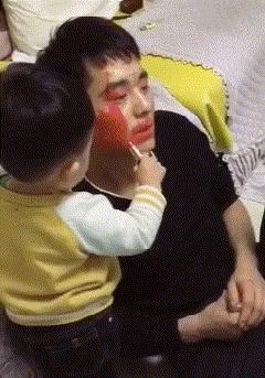 搞笑gif趣图哥们大街上别老秀恩爱,恩爱图片情侣拥抱gif