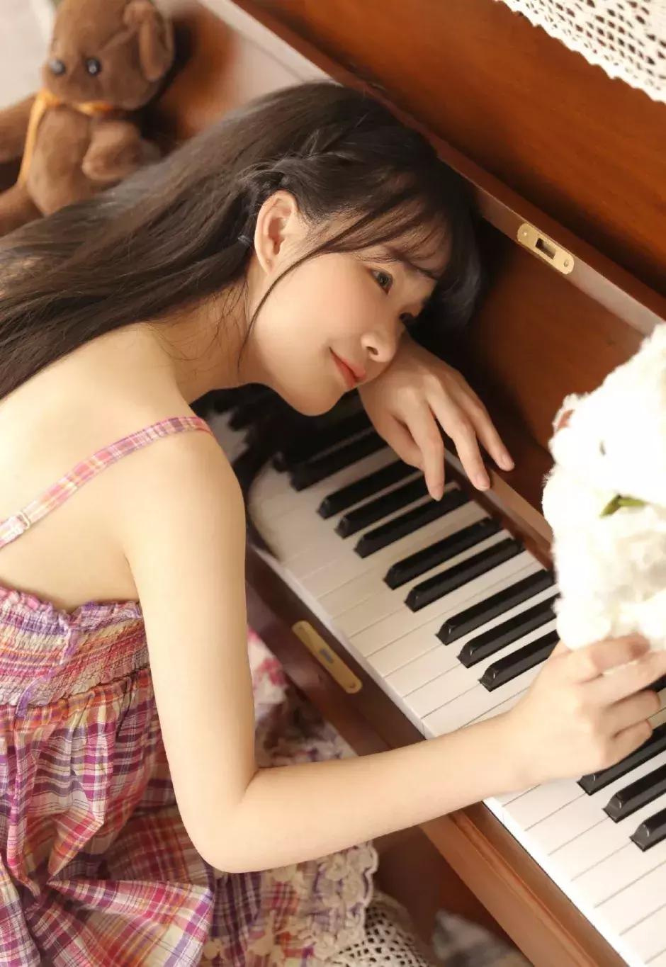 搞笑gif趣图哥们大街上别老秀恩爱,恩爱图片情侣拥抱gif