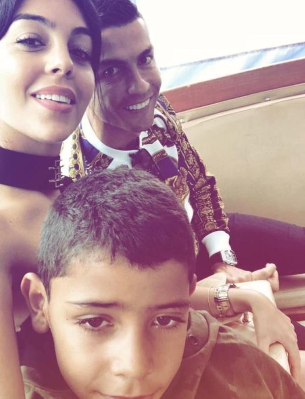 C罗真是贴心好男人！冒雨为女友撑伞过桥，如此高富帅谁不想嫁他