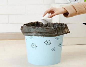 小飞虫飞进垃圾桶里怎么去除,为什么夏天垃圾桶会有小飞虫