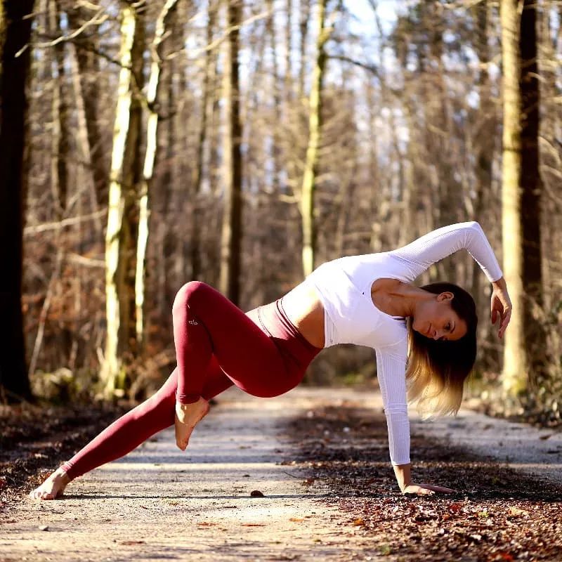 练过瑜伽之后，你的腿绝对够柔软，拉伸幅度不一般
