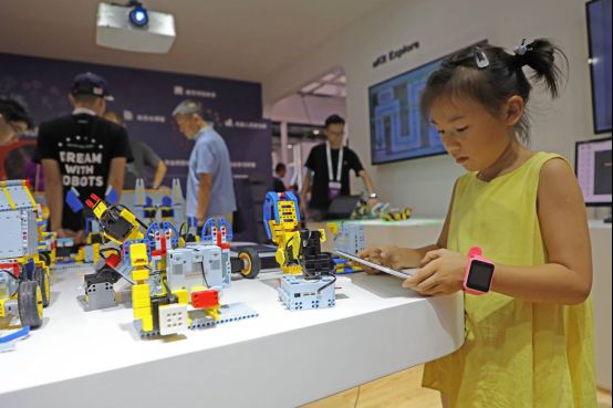 优必选walker大型人形机器人,优必选智能仿人机器人