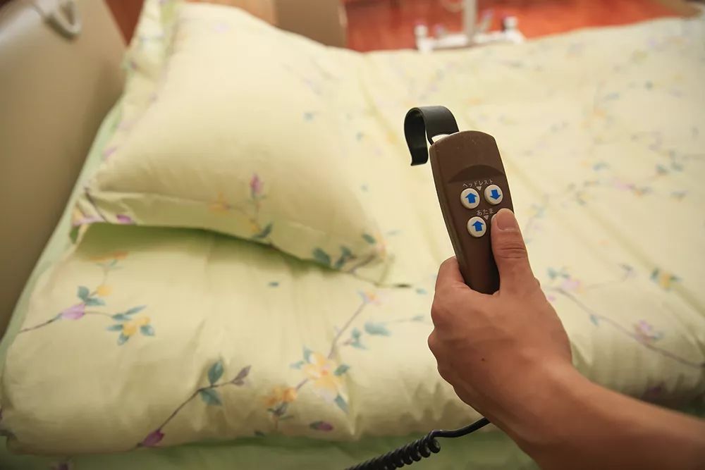 智能卫生护理机器人,自动化清洁厕所的机器人