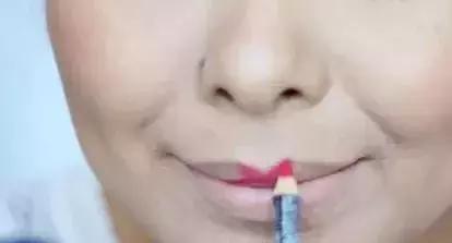 怎样涂口红不掉色方法简单,涂口红的100个小技巧