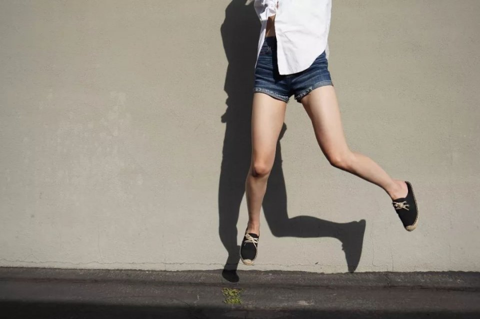 到公司上班可以穿短裤吗 (短裤怎么穿出高级范儿)