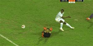 世界杯var裁判介入视频点球,var介入球点球