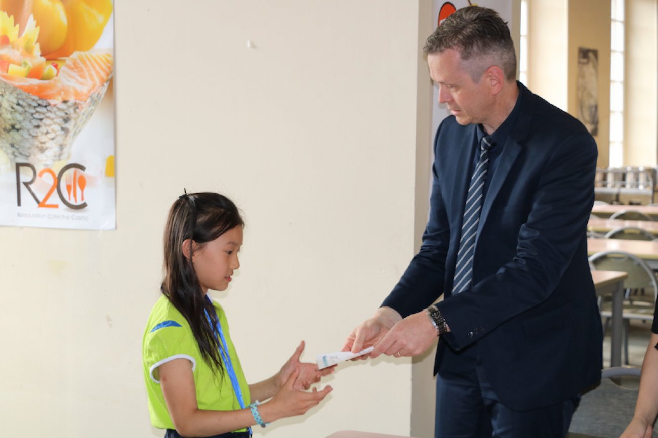 红遍整个欧坦市的草小西区学子，了解一下