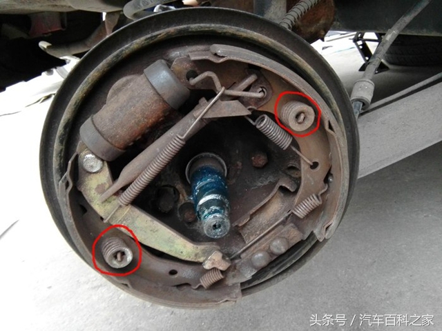 拉着手刹开车会有什么后果,带着手刹开车对车子有影响吗