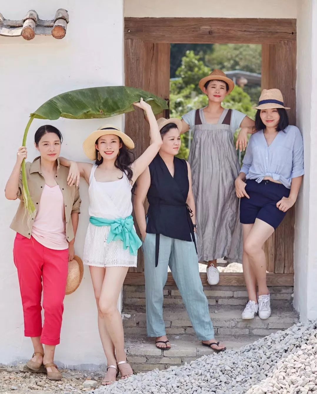 7个闺蜜在稻田里爆改了个“玻璃盒子”，只为兑现养老之约，却意外走红