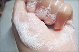 洗面奶没洗干净伤到皮肤,洗面奶没选对会脸红吗