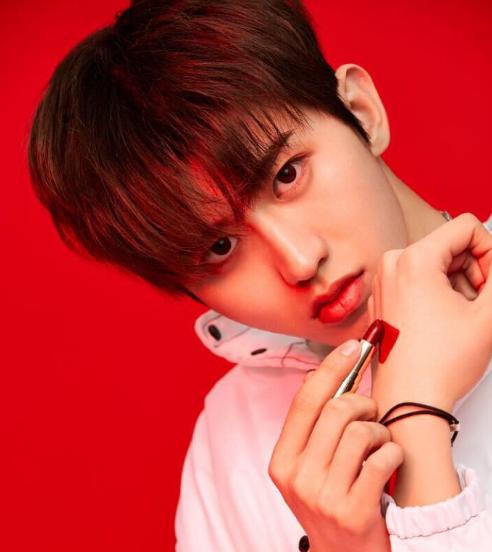 男星口红推广：王俊凯优雅，蔡徐坤魅惑，而他代言的卖到断货！