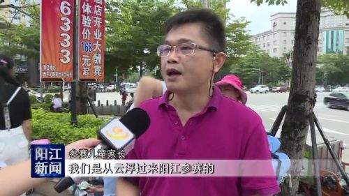 记录萌宝第一次轮滑,轮滑比赛全场最小的萌宝