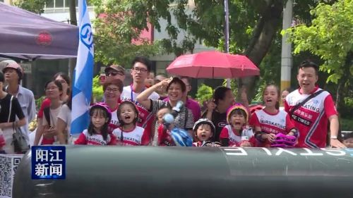 记录萌宝第一次轮滑,轮滑比赛全场最小的萌宝