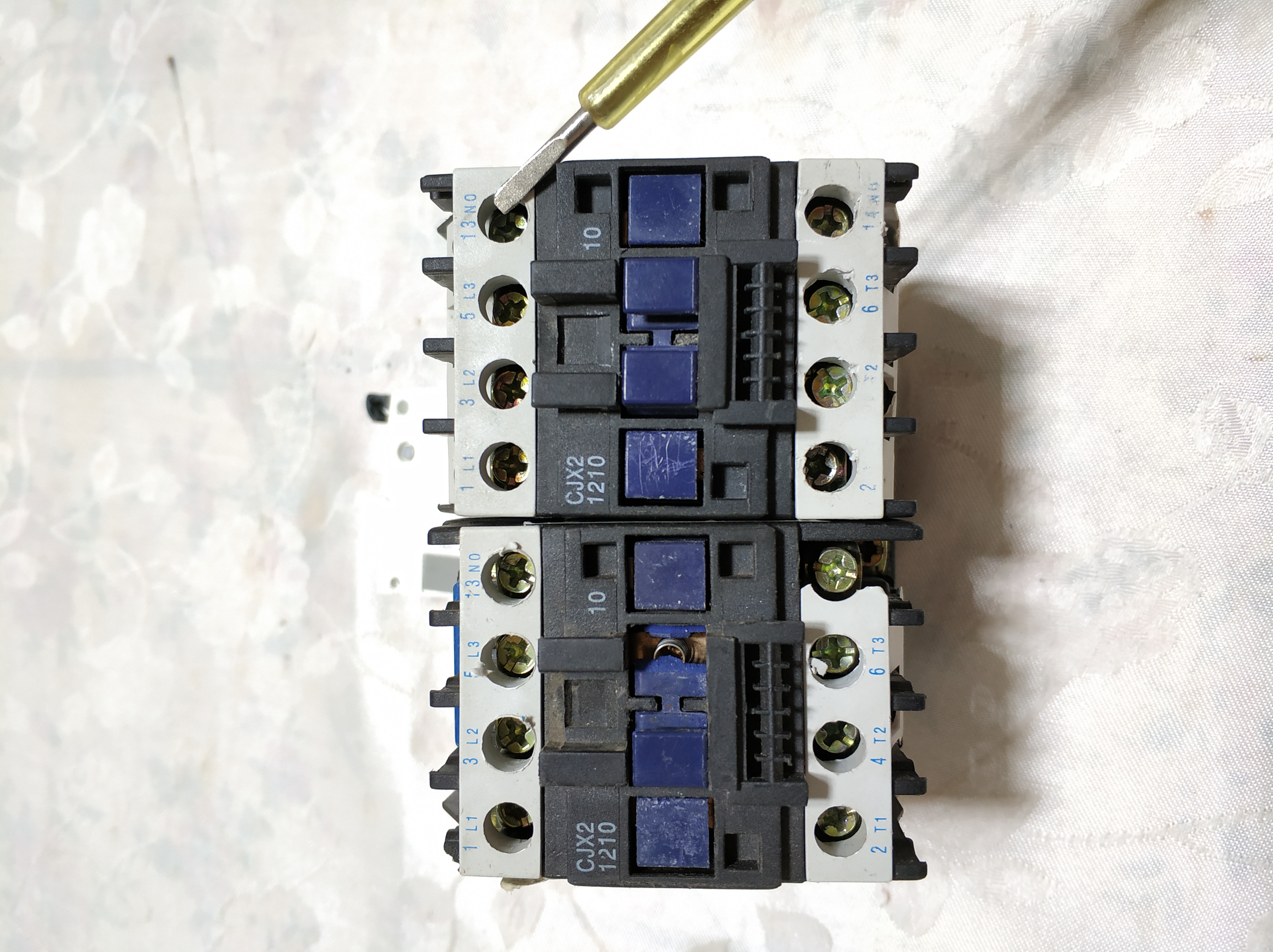 交流接触器220v和380v的铭牌咋分,交流接触器铭牌怎么看