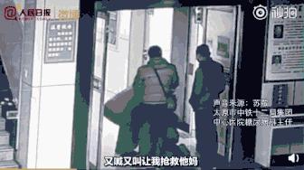 男生下跪撕心裂肺,男生单膝跪下那一瞬间好感动