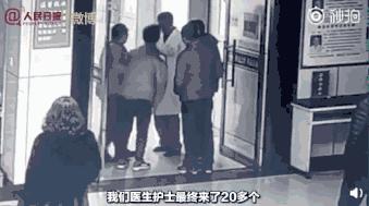 男生双膝下跪的视频,男子下跪感动无数人