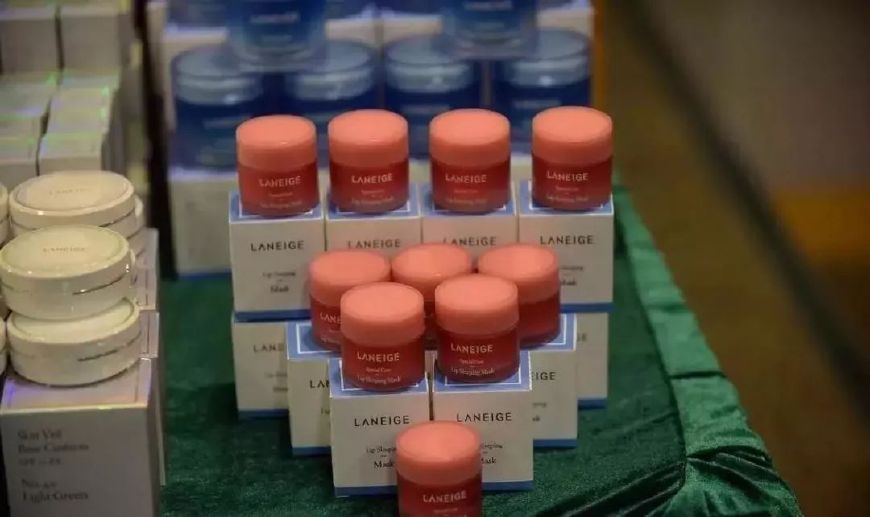 食安头条｜关注8吨假奶粉专卖中国人！免税天堂or假货天堂？