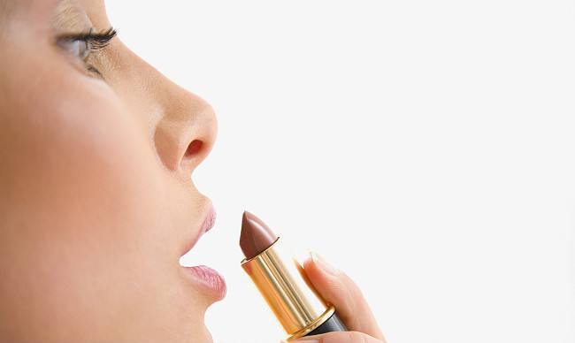 嘴唇发黑，再好的口红也不管用，日常4个坏习惯加速色素沉着！