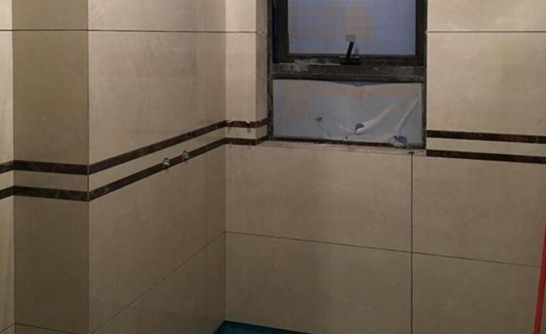 给墙砖加腰线，当发现问题时，师傅却说：不要在意细节问题