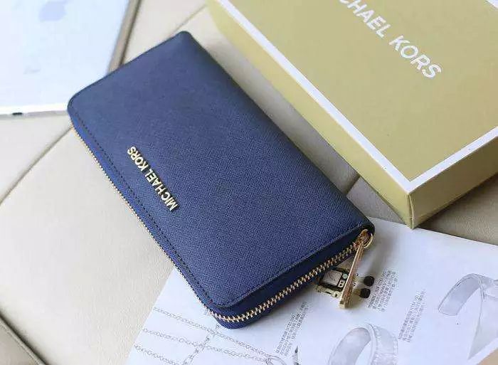 触目惊心!你去美国买的包包可能是假的!香奈儿香水是动物尿液做成的!纽约破获4.5亿美元假货案,从中国*私走**在美国正规门店卖……