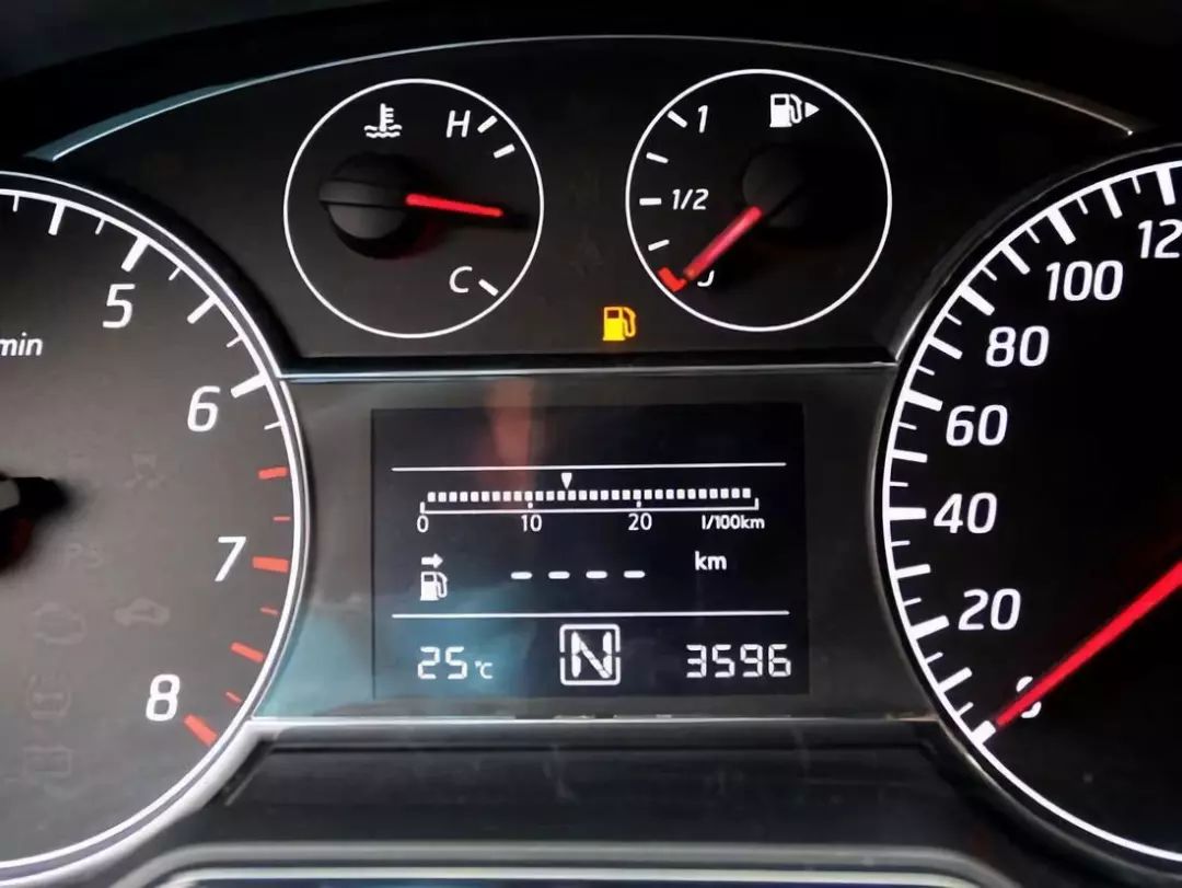 油表灯的正确使用方法,车油表显示100跑了三公里剩90