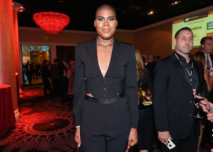 湖人队2米多高的壮汉涂着指甲油打球，网友：小心魔术师的儿子