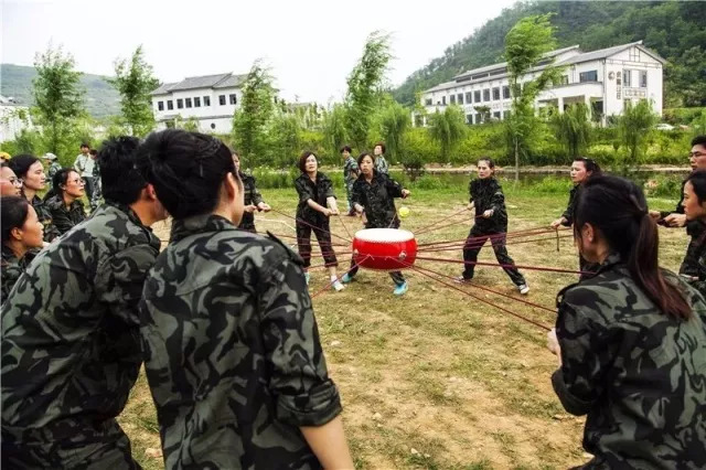 所有人周末陪伴孩子一起玩耍,一群人周末去玩什么