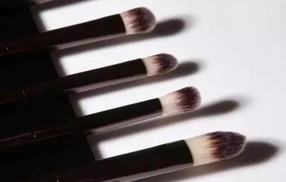 如何克服浮粉问题,不浮粉卡粉的上妆技巧新手小白