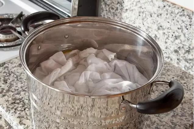 衣物有血渍怎么处理,干洗衣服上的血渍能洗干净吗