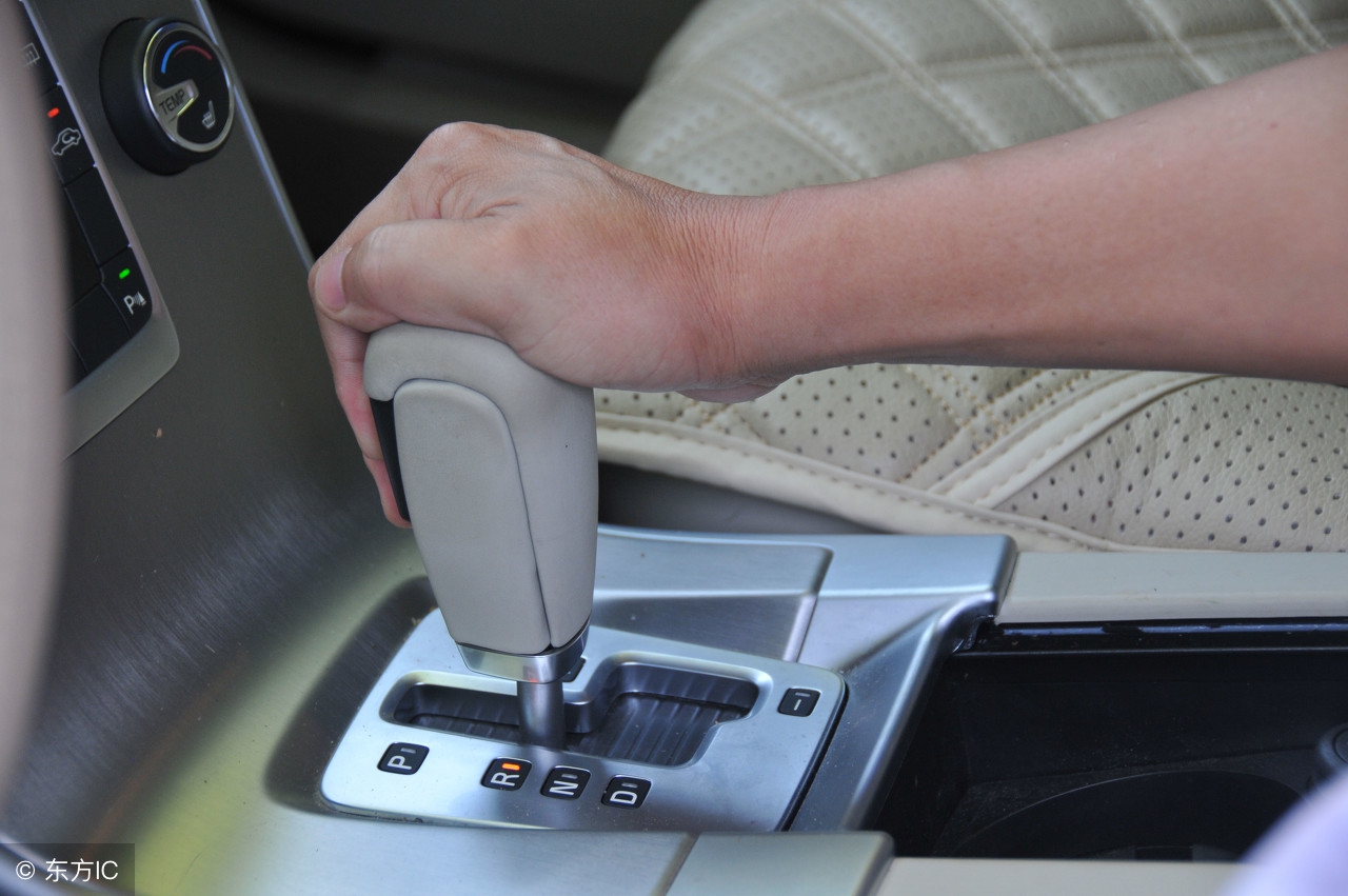 长途车半路没油,汽车半路没油了如何加油