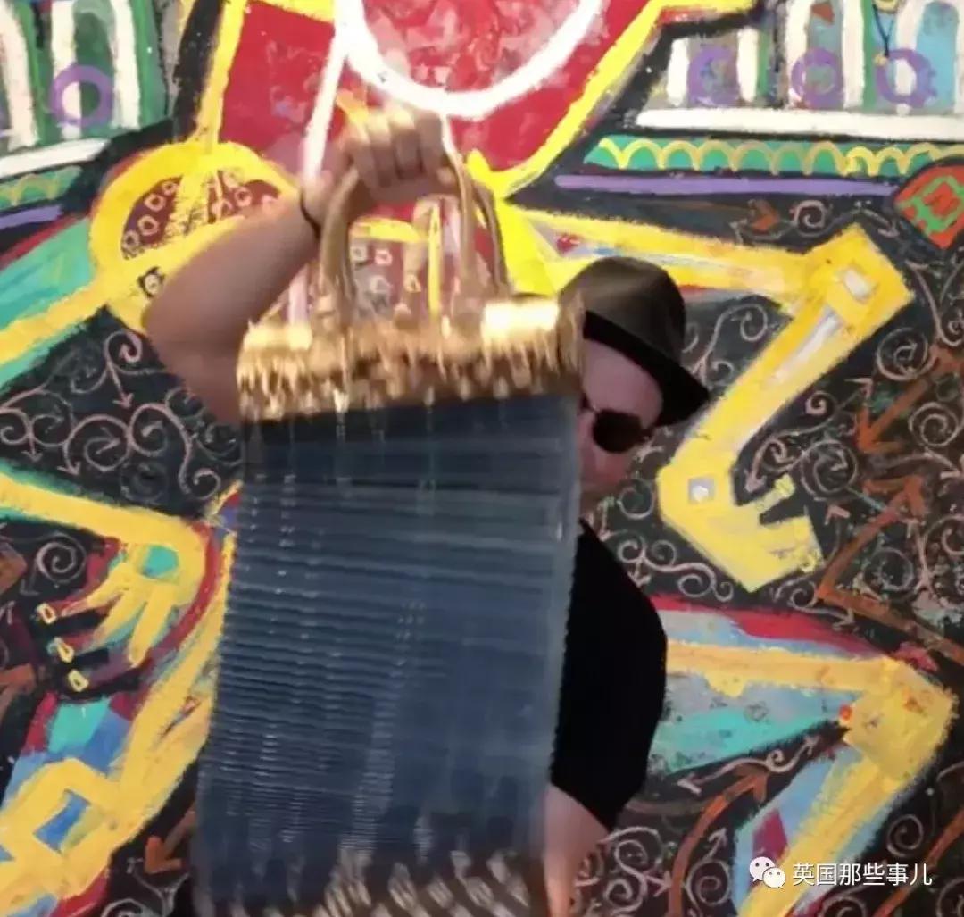 只爱恶作剧靠什么养家？他把所有东西变成纸捉弄人，这手艺简直了