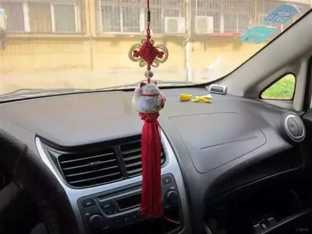 车内悬挂挂件违章吗,车主九个不知道汽车防静电扣