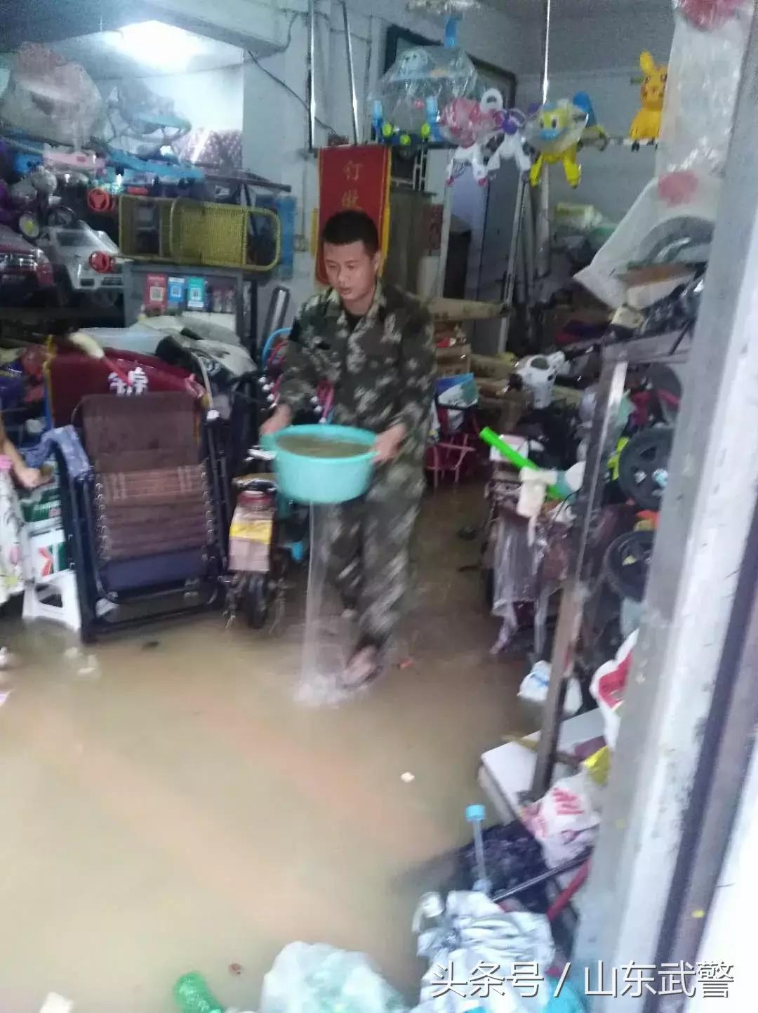 暴雨抢险救灾军人,暴雨来袭坚守岗位