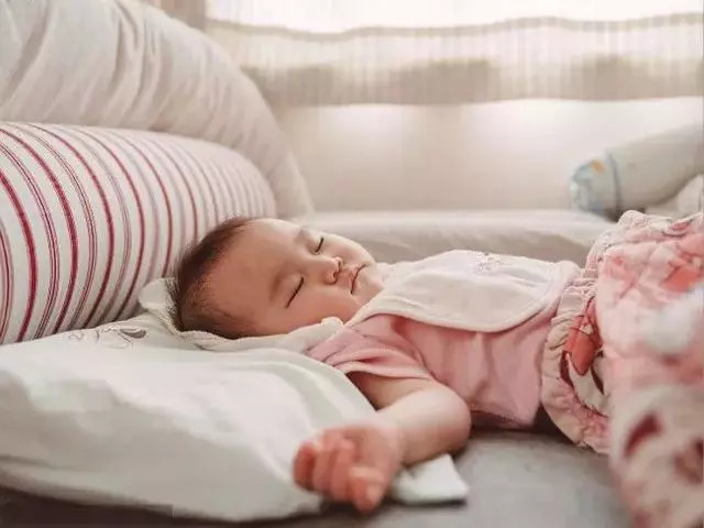 宝宝多大可以用塑料枕头,宝宝多大的枕头最合适